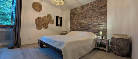 2 soverom, strykejern/-brett og sengetøy