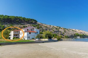 Beach nearby - Apartments Iva (Lopar)
