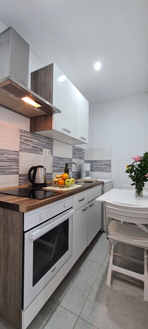 Apartemen (A8) | Dapur pribadi | Lemari es, kompor, ketel listrik, dan peralatan masak/sendok-piring