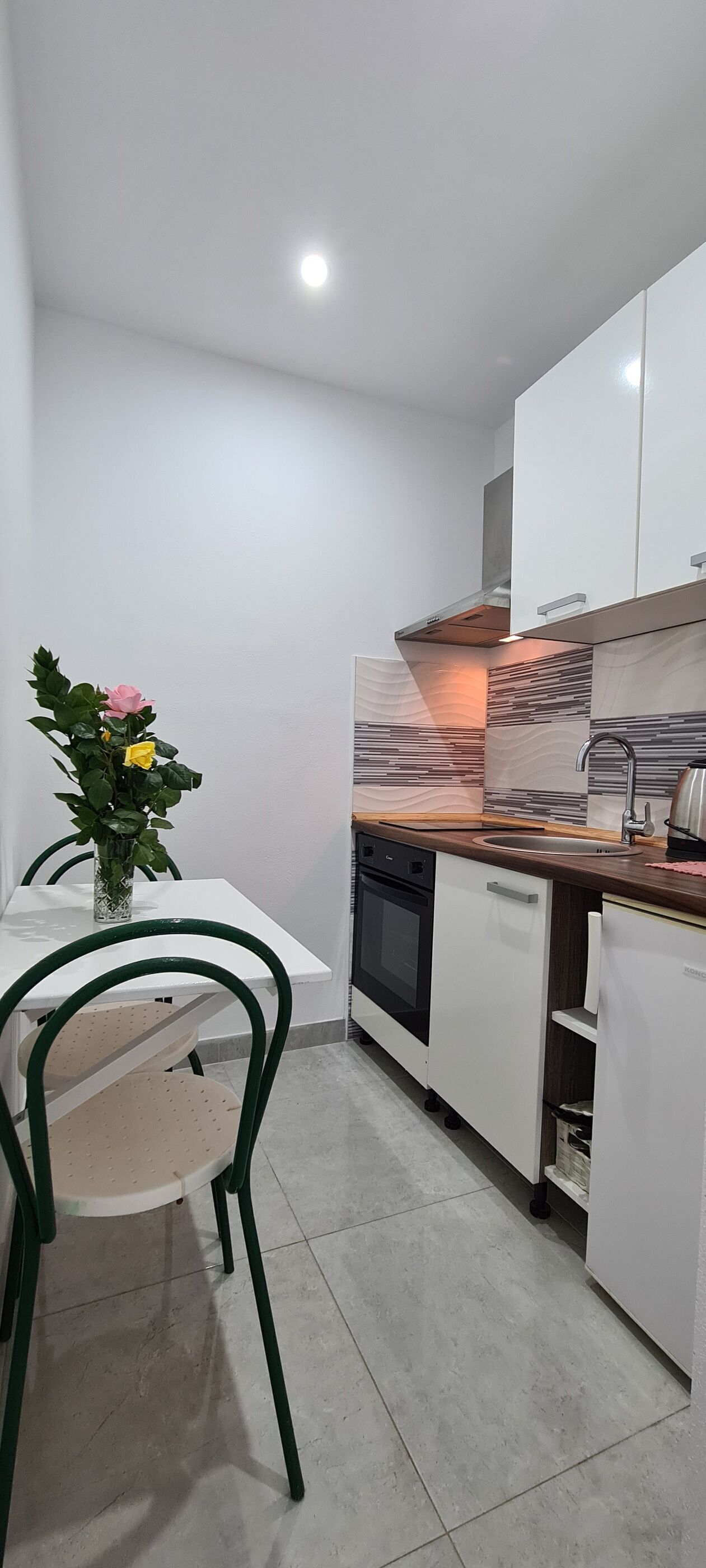 Apartment (A6) | Private kitchen | Fridge, stovetop, electric kettle, cookware/dishes/utensils