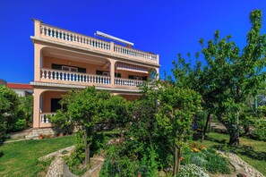 Building design - Apartments Ivan C (Lopar)