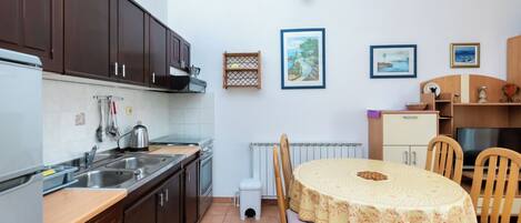 Appartement (A4) | Cuisine privée | Réfrigérateur, four à micro-ondes, un four, surface de cuisson