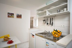 Studio (A3) | Privékeuken | Een koelkast, een kookplaat, een espressoapparaat, een waterkoker