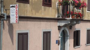 Un immeuble sur lequel est apposée une enseigne indiquant qu’il abrite un appartement nommé « APARTMAN VESNA ».