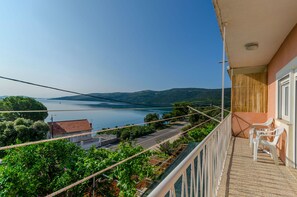 A balcony with a view of a lake and distant hills. - Apartment Ma (Marina)