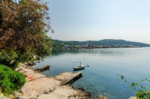 Ein ruhiger See mit einer Anlegestelle und einem kleinen Boot.
