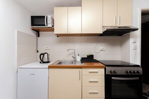Apartment (A2) | Private kitchen | Fridge, oven, stovetop, electric kettle - Apartments Nautical Nest (Tribunj)
