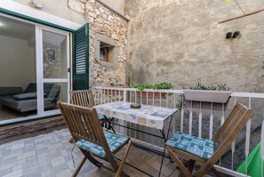 Apartment (A1) | Terrace/patio - Apartments Nautical Nest (Tribunj)