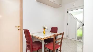 Apartment (A2) | Dining