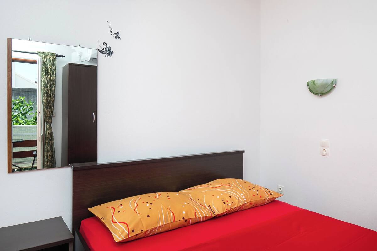 Room (S1) | WiFi (free)