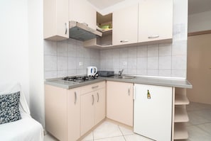 Apartment (A2) | Private kitchen | Fridge, electric kettle - Apartments and Room Sanja (Vodice)