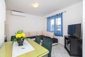 Apartment (A1) | Living room - Apartments and Room Sanja (Vodice)