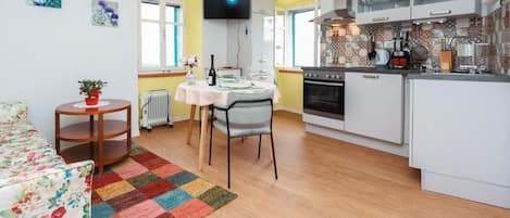 Apartamento (A3) | Cozinha privada | Geladeira, micro-ondas, fogão, cooktop