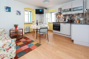 Apartment (A3) | Eigene Küche | Kühlschrank, Mikrowelle, Ofen, Herdplatte