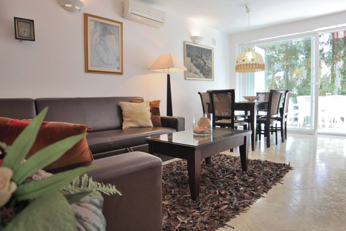 Ein modernes Wohnzimmer mit einer Couch, einem Couchtisch und einem Essbereich.