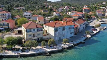 بالقرب من الشاطئ