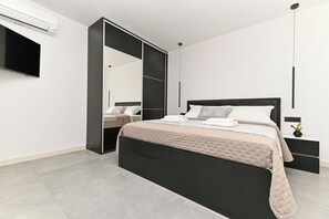 In-room safe, iron/ironing board, free WiFi - Villa Flora (Kastela)