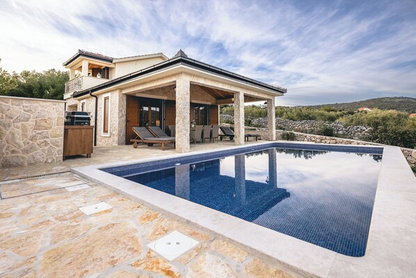 Outdoor pool, a heated pool - Villa Maslina (Marina)