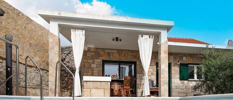 Außenpool, beheizter Pool, rund um die Uhr geöffnet, Sonnenschirme