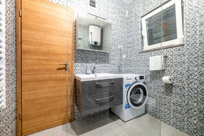 Villa | Bathroom | Shower, towels - Villa Romantic Oasis (Primosten)