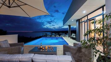 Hồ bơi ngoài trời