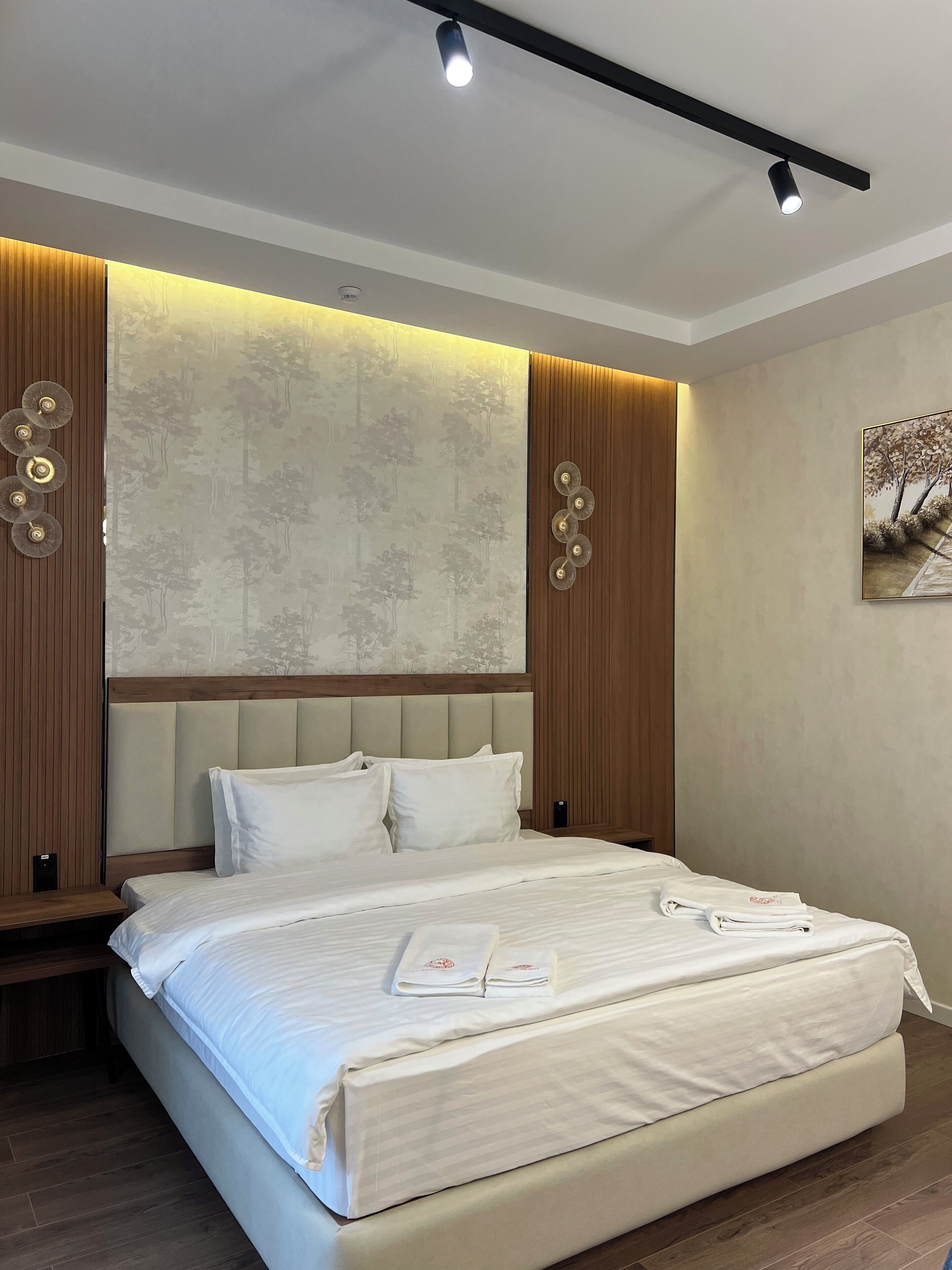 Luksus-suite | Pengeskab på værelset, arbejdsområde til bærbare computere