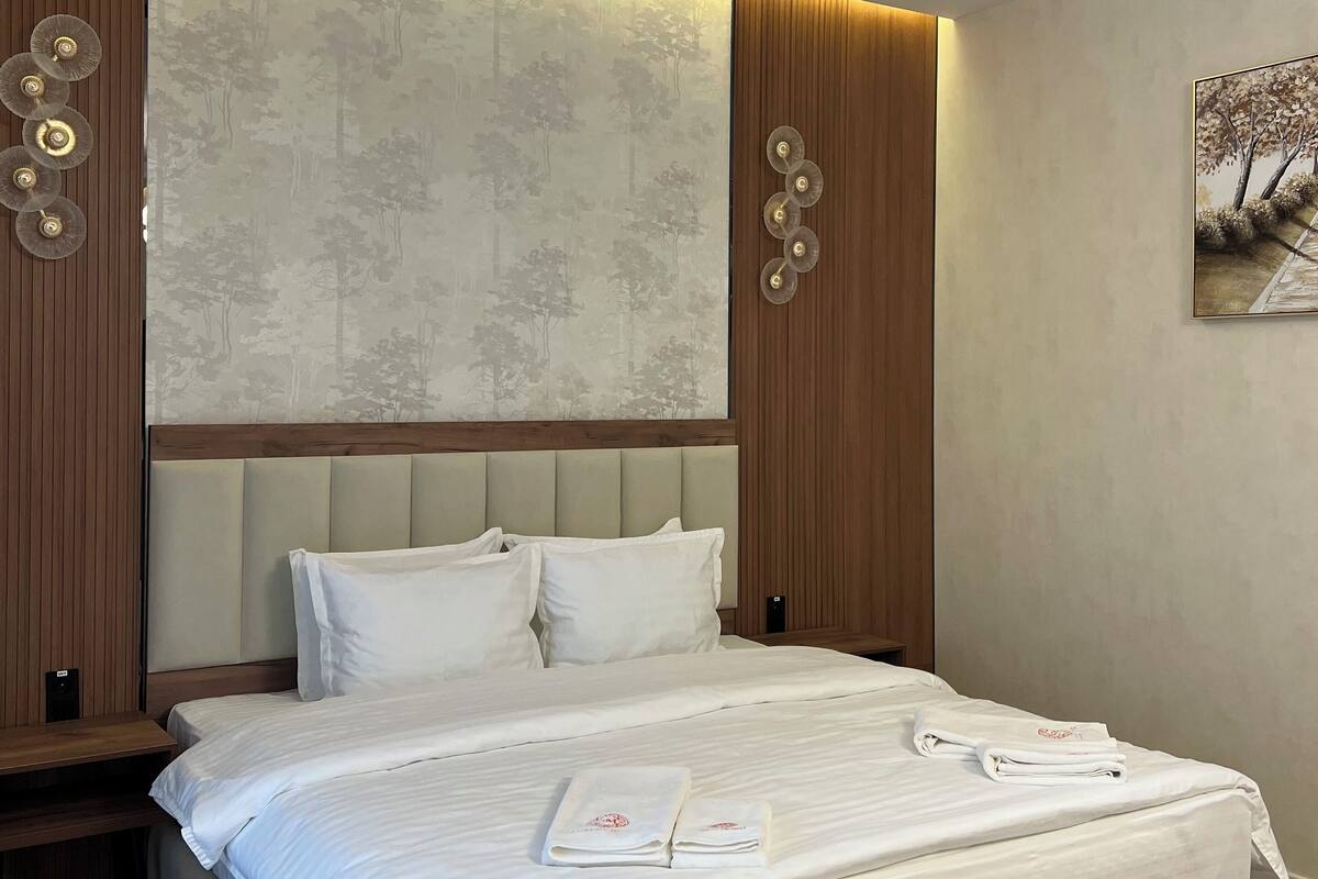 Luksus-suite | Pengeskab på værelset, arbejdsområde til bærbare computere