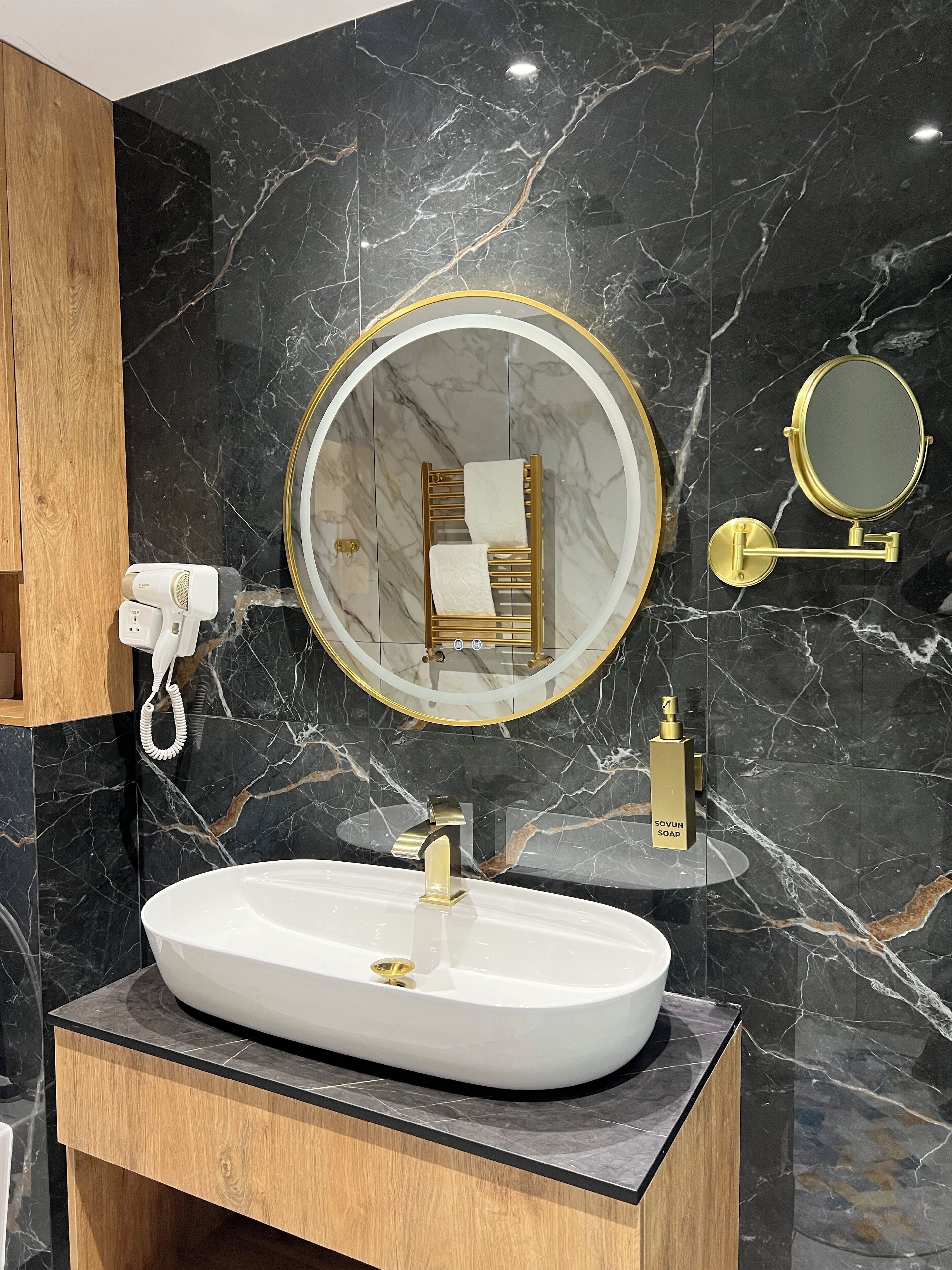 Luxury Suite | Bathroom | Combined shower/tub, free toiletries, hair dryer, slippers