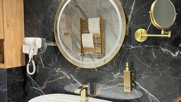 Luxury Suite | Bathroom | Combined shower/tub, free toiletries, hair dryer, slippers