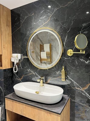 Luxury Suite | Bathroom