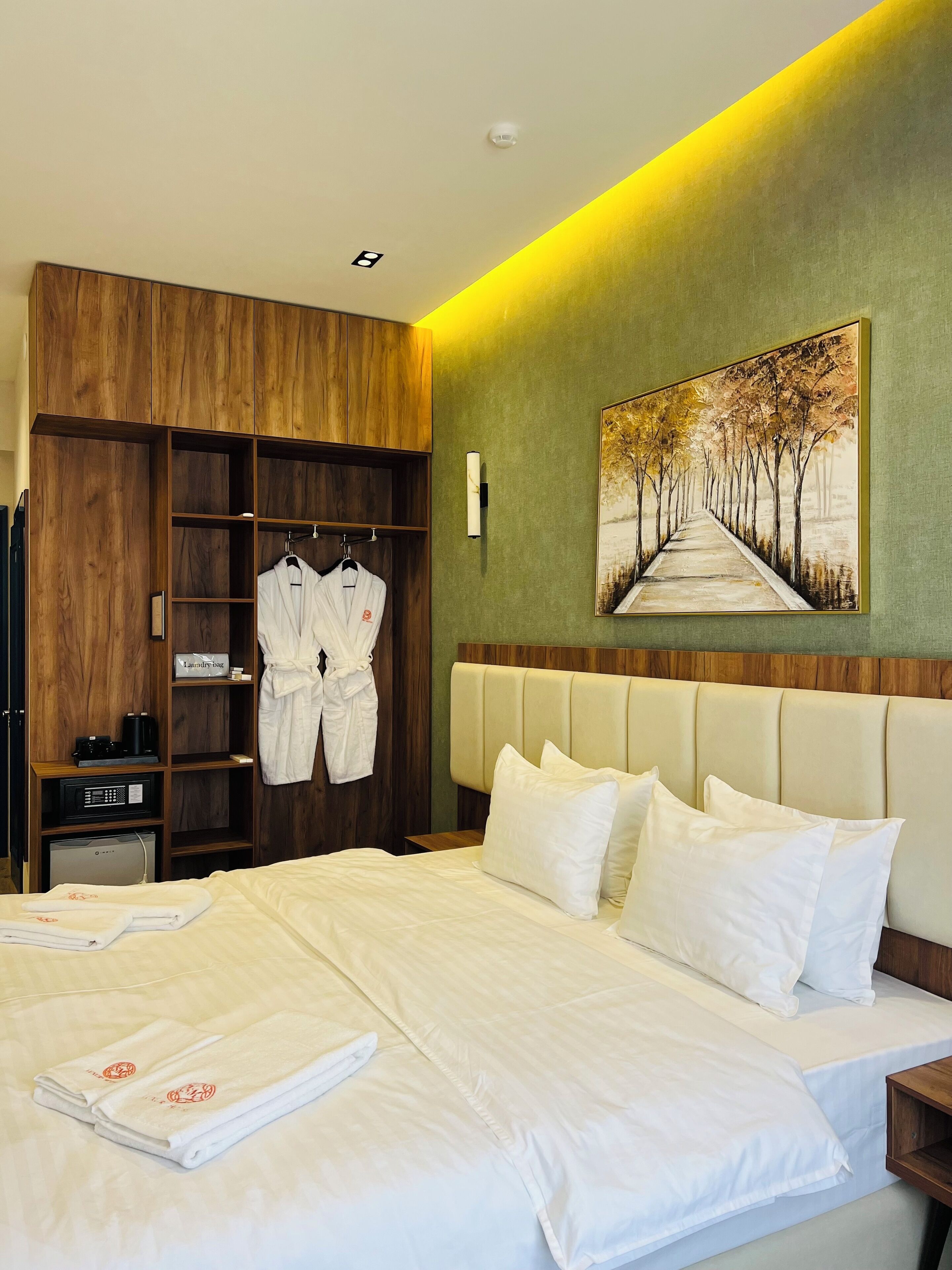 Basic-værelse med dobbeltseng eller 2 enkeltsenge | Pengeskab på værelset, arbejdsområde til bærbare computere