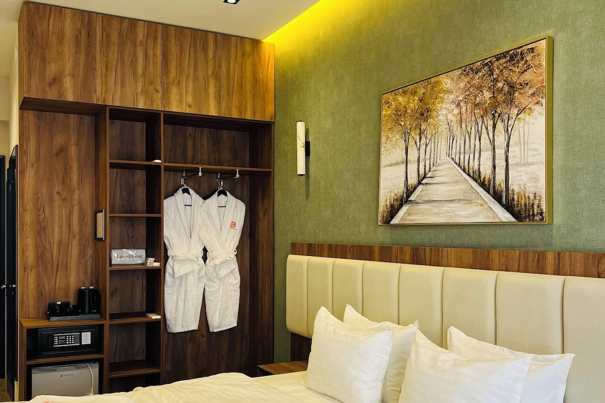 Basic-værelse med dobbeltseng eller 2 enkeltsenge | Pengeskab på værelset, arbejdsområde til bærbare computere