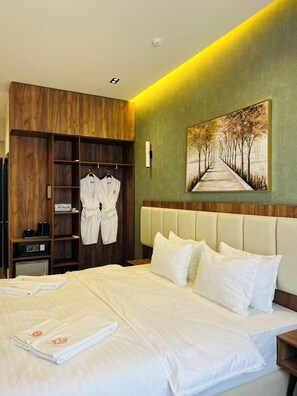 Habitación básica con 1 cama doble o 2 individuales | Caja fuerte, espacio para trabajar con un portátil, cortinas opacas