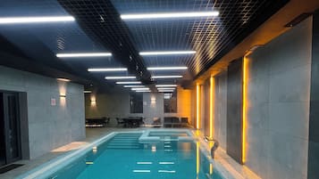 من حمّامات السباحة المغطاة