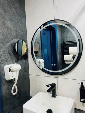 Basic-værelse med dobbeltseng eller 2 enkeltsenge | Badeværelse | Kombination af bruser/badekar, gratis toiletartikler, hårtørrer