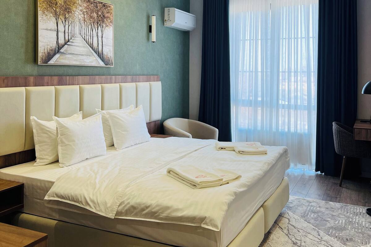 Comfort-værelse med dobbeltseng eller 2 enkeltsenge - balkon - byudsigt | Pengeskab på værelset, arbejdsområde til bærbare computere