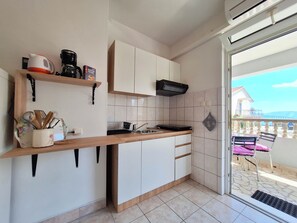 Refrigerador, placa de cocina, cafetera expreso, tetera/pava eléctrica