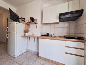 Apartamento (A1) | Cozinha privada | Geladeira, cooktop, máquina de café expresso, chaleira elétrica