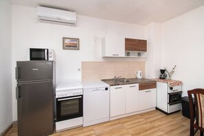 House | Private kitchen | Fridge, oven, stovetop, dishwasher - House Stone Curlew 6 (Benkovac)