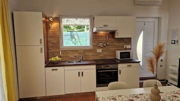 Ferienhaus | Eigene Küche | Kühlschrank, Mikrowelle, Ofen, Herdplatte