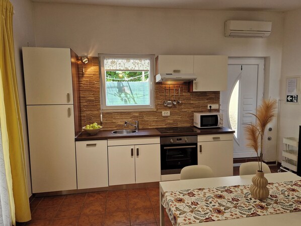 Casa | Cocina privada | Refrigerador, microondas, horno y parrilla de estufa 