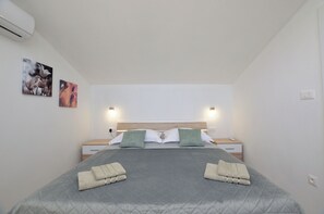 Caja de seguridad en la habitación y tabla de planchar con plancha 