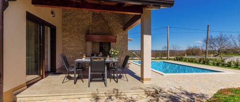 حمّام سباحة خارجي