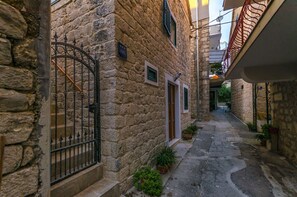 Property grounds - Apartment Stone Apartment in Center (Kastela)