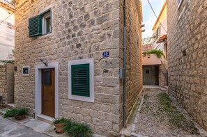 Exterior detail - Apartment Stone Apartment in Center (Kastela)