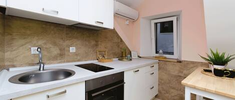 Căn hộ (A1) | Bếp riêng | Tủ lạnh, lò vi sóng, lò nướng, bếp nấu