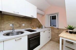 Apartment (A1) | Private kitchen | Fridge, microwave, oven, stovetop - Apartment Stone Apartment in Center (Kastela)