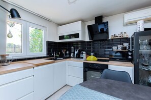 Casa | Cocina privada | Frigorífico, microondas, horno y placa de cocina
