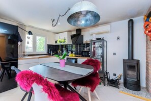 Casa | Cocina privada | Frigorífico, microondas, horno y placa de cocina