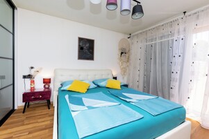 Caja de seguridad en la habitación y tabla de planchar con plancha 